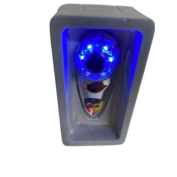 Optimizer Voyage Tri-light++ in Silver by Skin Inc - Picture 3 of 5